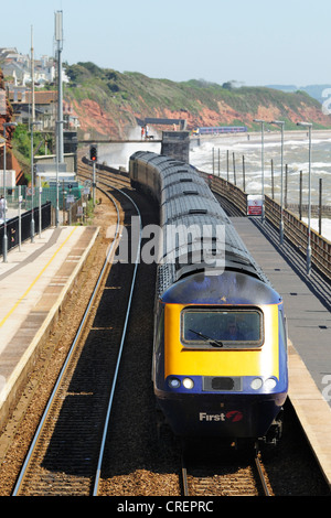 First Great Western HST express train passing through Dawlish train Station Stock Photo