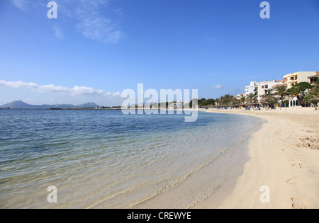 Wide sandy beach in the bay of Puerto Pollensa on the Balearic Island of Mallorca, Spain. Stock Photo