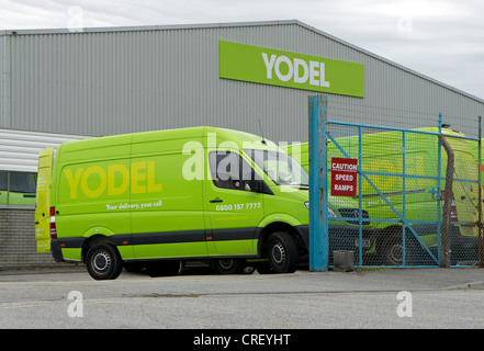 Yodel parcel delivery service depot Stock Photo