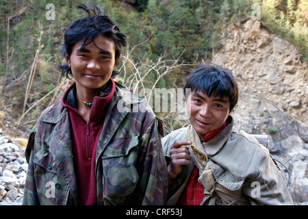 NEPALI VILLAGERS in the NAR PHU RIVER GORGE, Nepal, Kathmandu, Annapurna Conservation Area Stock Photo