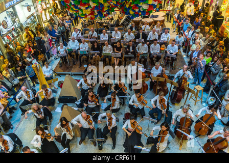 Paris, France, Aerial View, Large Crowd of People, in Train Station 'Gare Saint Lazare', World Music Day, 'Fete de la Musique', Classical Music- Concert, High Angle, make music together Stock Photo