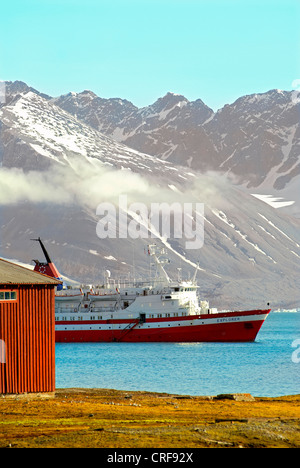 MS Explorer in the harbour of Ny Alesund at the Spitzbergen Peninsula, Norway, Svalbard Stock Photo