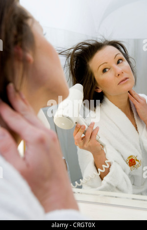 young woman in bath drying her hair Stock Photo