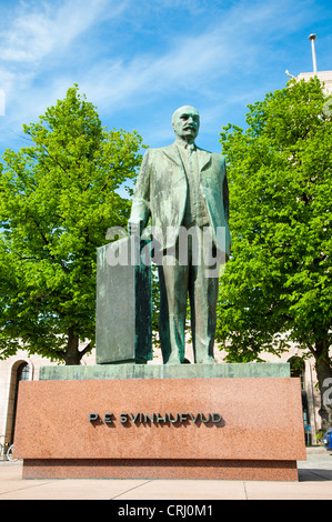Statue of 1st president Svinhufvud in front of Eduskuntatalo the ...