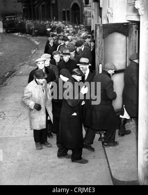 Men waiting on bread line during the Depression Stock Photo