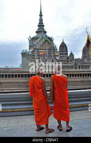 buddhist monks at the Wat Phra Kaeo (Grand Palace) looking at a model of the Angkor Wat in Cambodia, Thailand, Bangkok Stock Photo