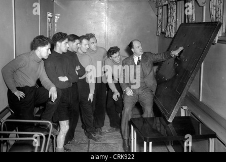 Wolverhampton Wanderers manager Stan Cullis  LtoR Roy Swinbourne, Jack Short, John Walker, Jimmy Dunn, Billy Wright, Jimmy Mulle Stock Photo