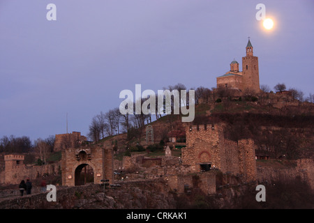 Tsarevets Medieval Fortress at night, Veliko Tarnovo, Bulgaria Stock Photo
