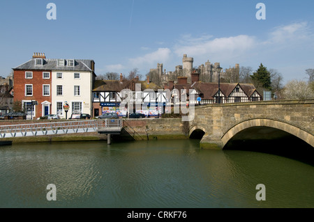 The centuries old arch bridge over the River Arun at Arundel,West Sussex, Britain. In the background is Arundel Castle. Stock Photo