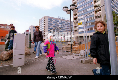 Children in front of a construction site and prefabricated buildings in Leipzig Stock Photo