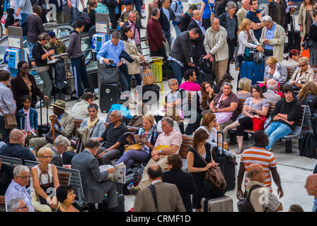 Paris, France, People, High Angle View big crowds, Aerial, Tourists Traveling in Train Station, 'Gare de Lyon', WOMEN IN CROWD, global train travel, seniors traveling france Stock Photo