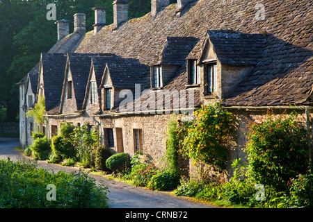 Famous row of weavers cottages,Arlington Row,built in 1380 as a monastic wool store. Bibury Cotswolds Gloucestershire England UK Stock Photo