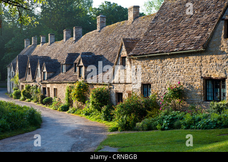 Famous row of weavers cottages,Arlington Row,built in 1380 as a monastic wool store. Bibury Cotswolds Gloucestershire England UK Stock Photo