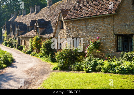 Famous row of weavers cottages,Arlington Row,built in 1380 as a monastic wool store. Bibury Cotswolds Gloucestershire England UK Stock Photo