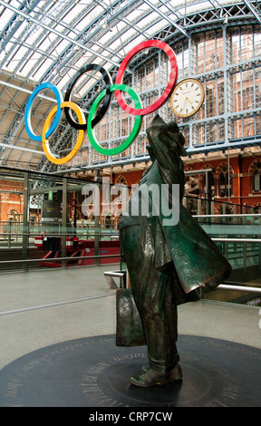 Sir John Betjeman statue and Olympic rings at St Pancras International Station. Stock Photo