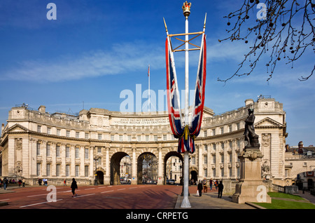 Admiralty Arch, a large office building incorporating an archway providing road and pedestrian access between The Mall and Trafa Stock Photo