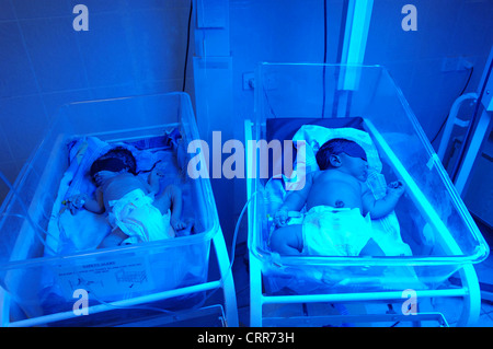 2 African babies sleeping under blue light in hospital Stock Photo