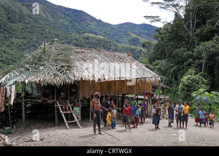 Villagers in the highlands of Owen Stanley Range, Papua New Guinea Stock Photo