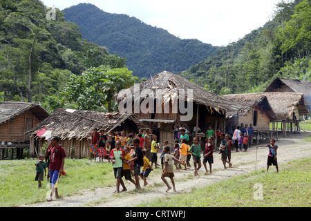 Villagers in the highlands of Owen Stanley Range, Papua New Guinea Stock Photo