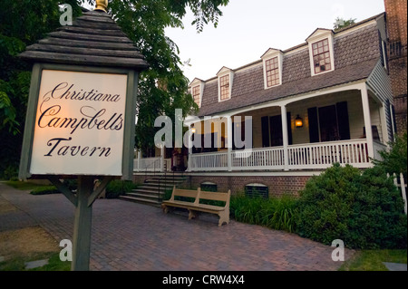 Christiana Campbell's Tavern welcomes guests for candlelit dining with the 18th-century ambiance of historic Colonial Williamsburg, Virginia, USA. Stock Photo