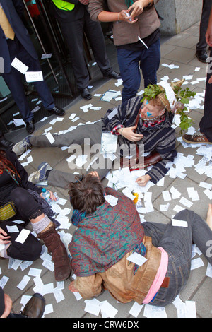Carnival of Dirt protesters outside the corporate offices of Glencore in London Stock Photo