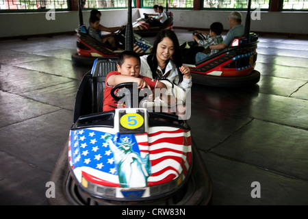 Family in bumper cars immagini e fotografie stock ad alta risoluzione -  Alamy