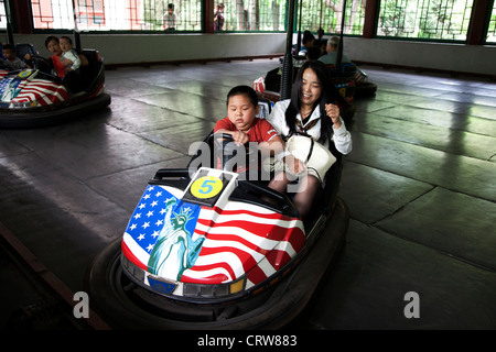 Family in bumper cars immagini e fotografie stock ad alta risoluzione -  Alamy