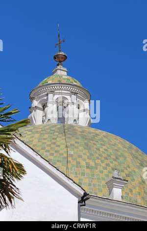 Close-up of a dome with a cross from the courtyard of the church and monastery of San Francisco in Quito, Ecuador Stock Photo