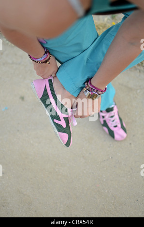 Femme enlève ses chaussures Photo Stock - Alamy