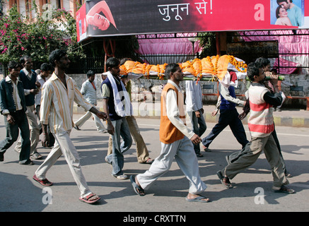 men carrying a wraped dead person to a funeral, Lucknow, Uttar Pradesh, India Stock Photo
