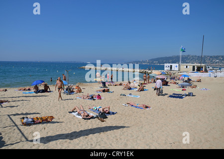 Plage Publique (public beach), Juan-les-Pins, Côte d'Azur, Alpes-Maritimes, Provence-Alpes-Côte d'Azur, France Stock Photo