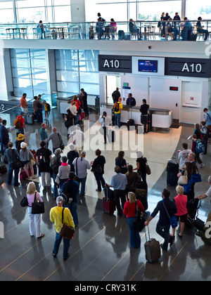 AIRPORT GATE QUEUE Airline passengers waiting at check-in to board flight at concourse gate A10 San Francisco Airport International California USA Stock Photo