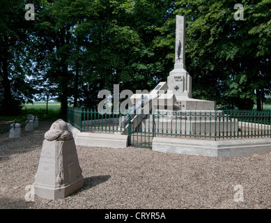 Western Front Demarcation Stone and Croix Brisee French war memorial, Nouvron Vingre, Aisne, Picardy, France Stock Photo