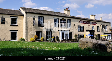 The Rose and Crown, a public house dating from the fifteenth century, Bainbridge, Wensleydale, Yorkshire, England