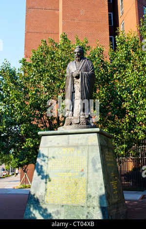 A statue of Confucius looks out over Chinatown in New York City Stock Photo