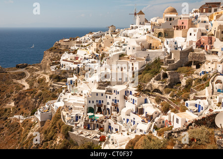 Overlooking the clifftop town of Oia, on the Greek island of Santorini, Greece Stock Photo