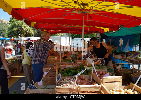 Outdoor food market (Cité Marchande) in Cagnes-sur-Mer, Côte d'Azur, Alpes-Maritimes, Provence-Alpes-Côte d'Azur, France Stock Photo