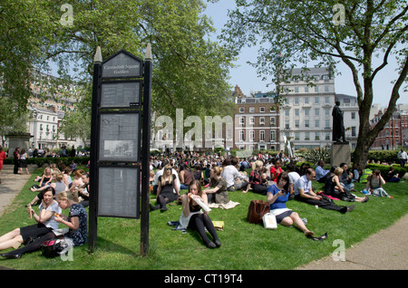 Londoners eating lunch on a sunny day in Cavendish Square Gardens Stock Photo