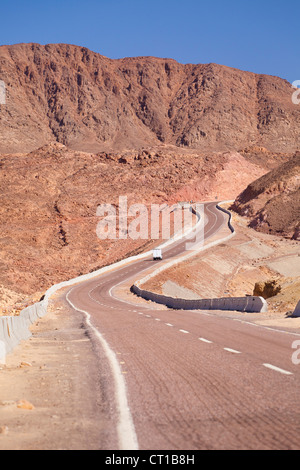 Scenic road in the Sinai desert, Egypt Stock Photo