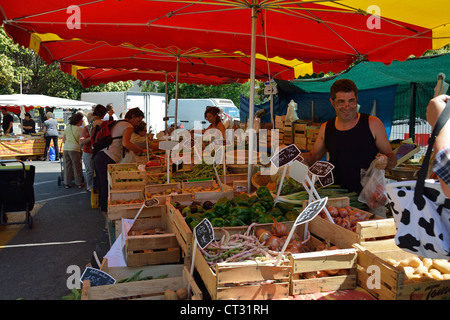 Outdoor food market (Cité Marchande) in Cagnes-sur-Mer, Côte d'Azur, Alpes-Maritimes, Provence-Alpes-Côte d'Azur, France Stock Photo