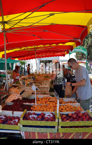 Outdoor food market (Cité Marchande) in Cagnes-sur-Mer, Côte d'Azur, Alpes-Maritimes, Provence-Alpes-Côte d'Azur, France Stock Photo