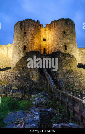 HARLECH, Wales — Harlech Castle, a 13th-century fortress built by Edward I, stands silhouetted against the dusk sky on the northwest coast of Wales. The fading light accentuates the imposing outline of this UNESCO World Heritage Site, showcasing its strategic position overlooking the Irish Sea and evoking the medieval grandeur of this historic monument. Stock Photo