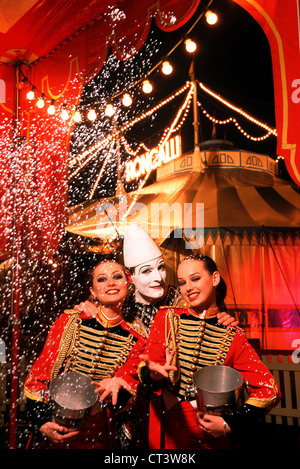 Circus Roncalli, White Clown January Rossi and two Ballettmaedchen Stock Photo
