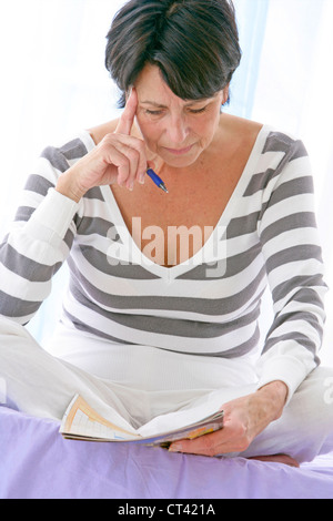 ELDERLY P. DOING CR-WORD PUZZLE Stock Photo