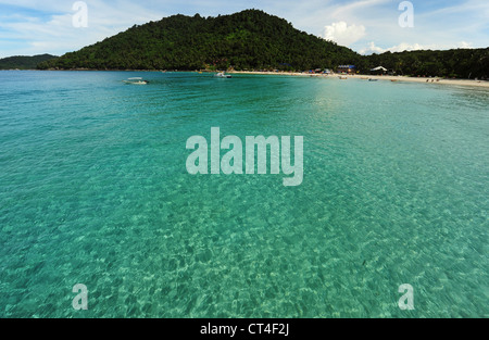 Malaysia, Perhentian Islands, Perhentian Kecil, turquoise water with green forest hill in the back Stock Photo
