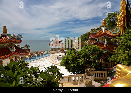Chinese temple at Khao Takiab Hua Hin overlooking the ocean. Thailand S.E. Asia Stock Photo
