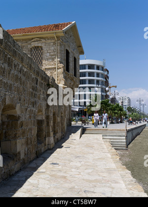 dh Finikoudhes Promenade LARNACA CYPRUS Larnaka fort seafront people Finikoudhes Promenade hotels castle prom women vacation Stock Photo