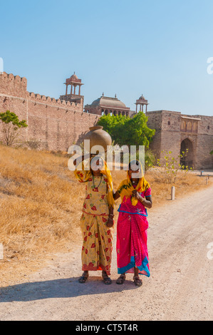 Two young Indian woman in colorful saris with water pitcher, Nagaur, Rajasthan, India Stock Photo