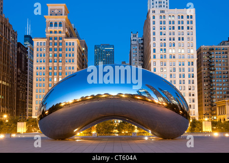 Dawn view of the Cloud Gate sculpture by Anish Kapoor in the Millennium Park in Chicago, Illinois, USA. Stock Photo