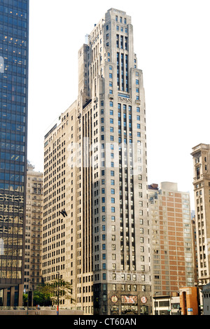 333 North Michigan Avenue, an art-deco skyscraper overlooking the Chicago River in Chicago, Illinois, USA. Stock Photo